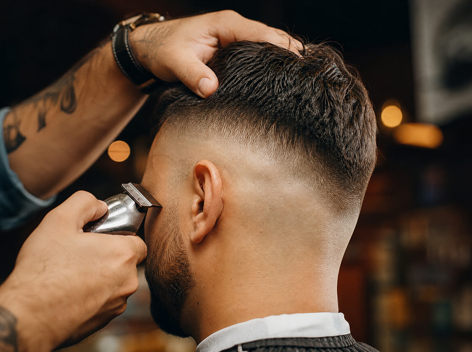 Skin Fade Haarschnitt in Arbeit, Karizma Barbershop Luzern